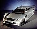 Mercedes-Benz CLK-GTR von 1997. Das Fahrzeug hat einen V12-Mittelmotor mit 456 kW und wird in einer Kleinserie von 25 Stück gebaut.